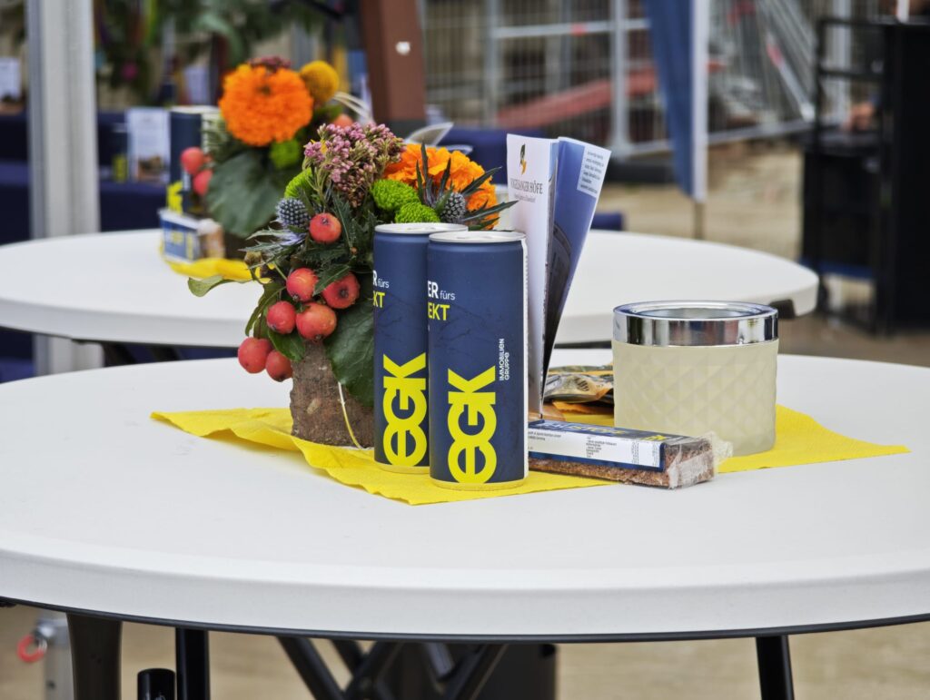 EGK-Merch Energy-Drink und Haferriegel auf Hochtisch zum Richtfest
